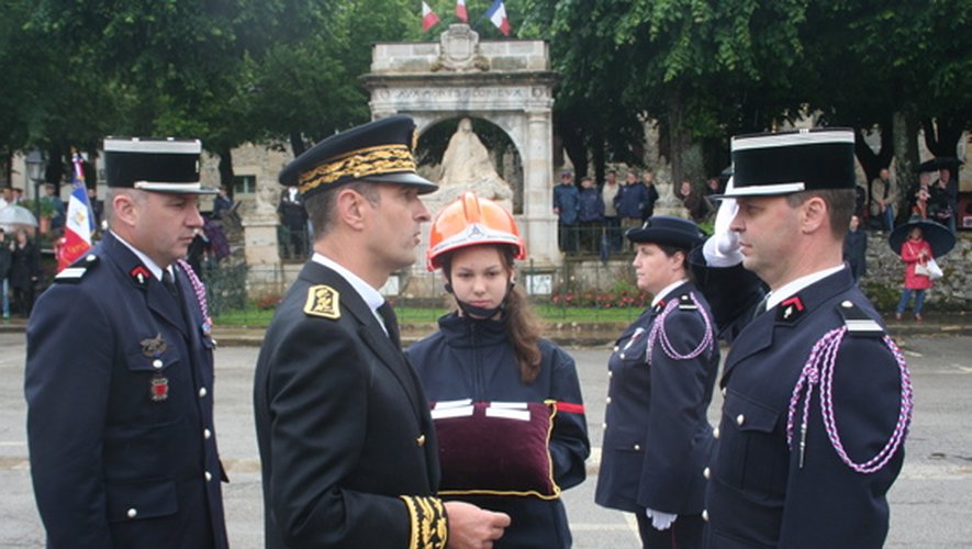 Le Préfet Louis Laugier remet la médaille de la sécurité intérieure (bronze) au commandant William Buchet du CIS de Millau.