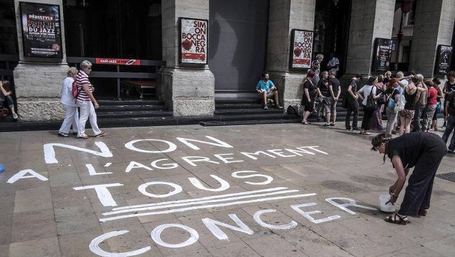 Les intermittents du spectacle manifestent devant l'opéra de Lyon le 22 juin 2014