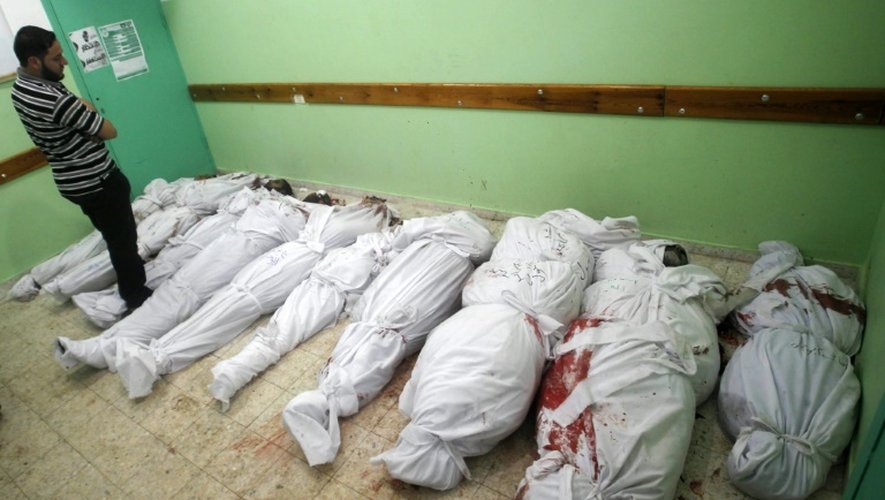 A l'hôpital de Rafah, le 3 août 2014, les corps de certains des neuf membres de la famille al-Ghul tués par une frappe aérienne israélienne sur leur maison, au sud de la bande de Gaza