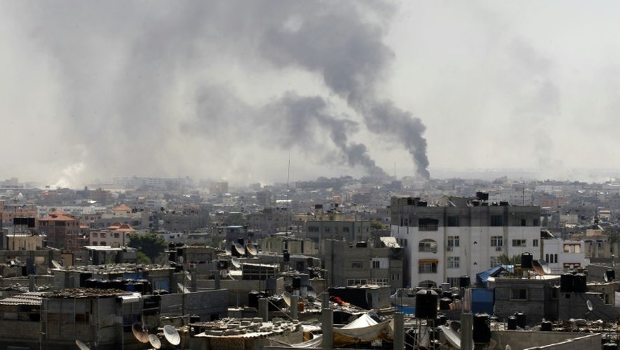 Des fumées s'élèvent de l'est de Rafah, dans la bande de Gaza, après une frappe aérienne israélienne, le 1er août 2014