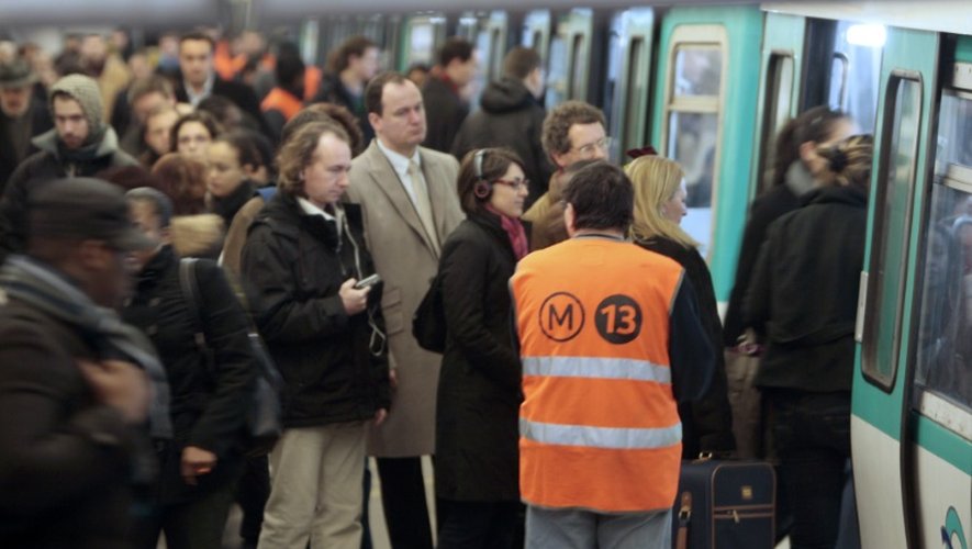 Un employé de la RATP guide les passagers à la station de métro Saint Lazare à Paris, le 29 juin 2009
