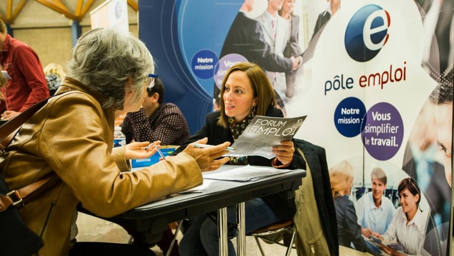 Une employée de Pôle emploi donne des conseils aux visiteurs, lors d'un forum sur l'emploi le 30 septembre 2014 à Villeneuve d'Ascq (Nord)