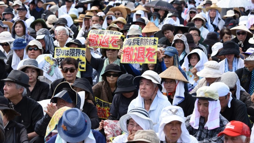 Des milliers de personnes manifestent sur l'île japonaise d'Okinawa contre la lourde présence militaire américaine, le 19 juin 2016