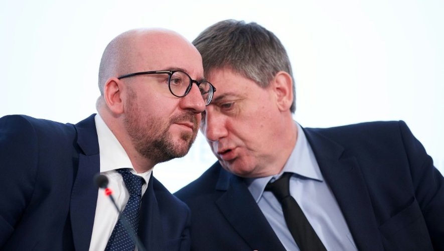 Le Premier ministre belge Charles Michel (à gauche) et le vice-premier ministre et ministre de l'Intérieur Jan Jambon lors d'une réunion après le démantèlement d'une cellule teroriste à Bruxelles le 18 juin 2016