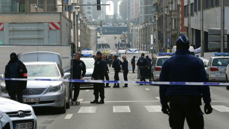 Des policiers sécurisent un périmètre autour de la station de métro Maelbeek à Bruxelles après une explosion le 22 mars 2016