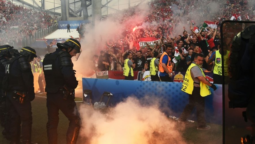 Des supporters jettent des fumigènes sur la pelouse du Stade Vélodrome lors du match Islande-Hongrie à l'Euro, le 18 juin 2016