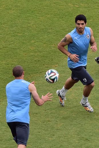 L'attaquant uruguayen Luis Suarez (d) avec le défenseur Diego Perez participent à un entraînement à l'Arena Das Dunas à Natal, le 23 juin 2014
