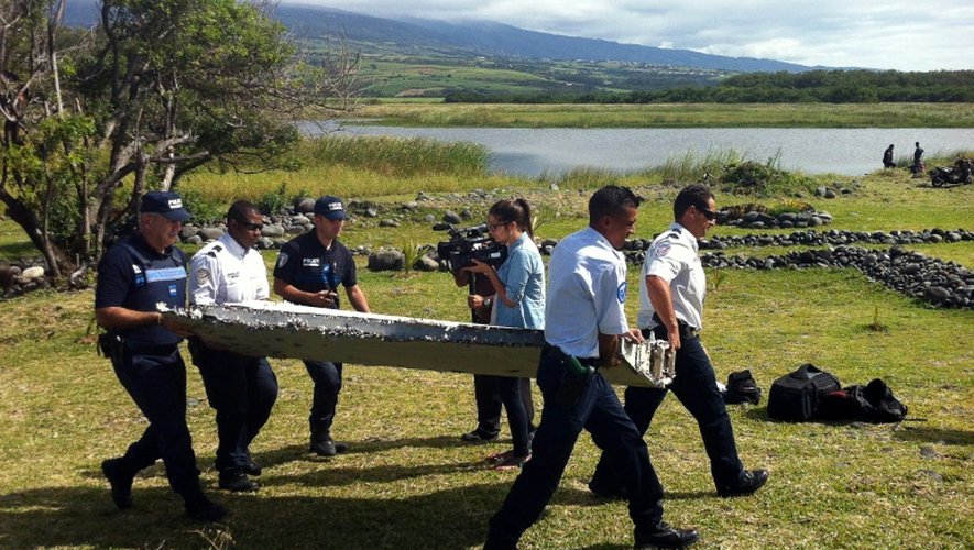 La police porte un débris d'avion non identifié retrouvé sur la côte de Saint-André de la Réunion, le 29 juillet 2015