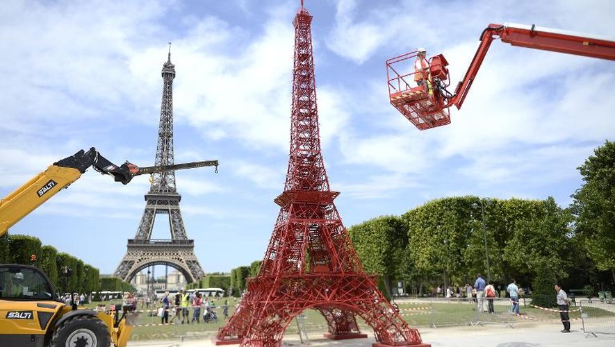 Une réplique de 13 mètres de la Tour Eiffel, composée de 324 chaises Bistro, en référence aux 324 mètres du modèle original, à Paris, le 23 juin 2014