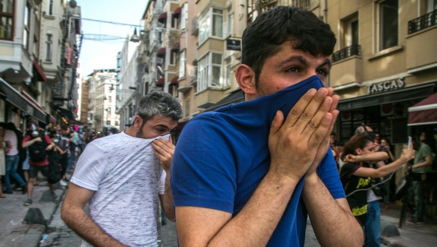 Lapolice disperse avec du gaz lacrymogène une manifestation de la communauté LGBT à Istanbul, le 19 juin 2016