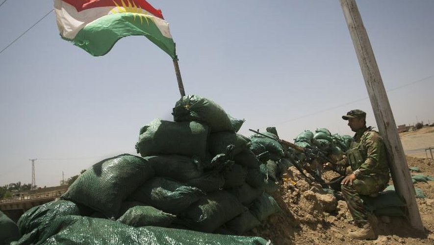 Un membre des Peshmergas kurdes tient une position dans le village irakien de Bashir (proche de Kirkouk), le 21 juin 2014