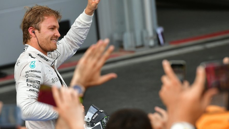 L'Allemand Nico Rosberg (Mercedes)  salue les spectateurs après sa victoire au GP d'Europe, le 19 juin à Bakou