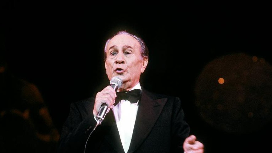 Photo prise le 05 novembre 1982 au Casino de Paris, du chanteur et comédien français Tino Rossi.