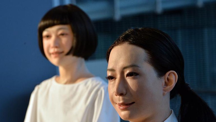 Kodomoroid et Otonaroid, deux robots androïdes  font sensation lors de leur présentation à la presse au Musée national des sciences et de la technologie de Tokyo le 24 juin 2014