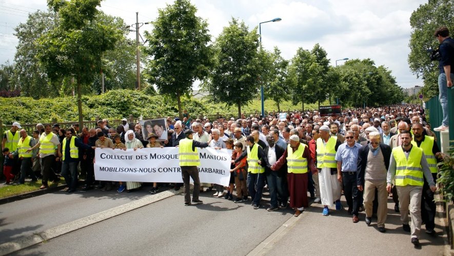 Marche à Mantes-la-Jolie (Yvelines) à l'appel d'associations musulmanes, en solidarité avec la police dont deux fonctionnaires ont été tués le 13 juin à leur domicile par le jihadiste Larossi Abballa, le 19 juin 2016