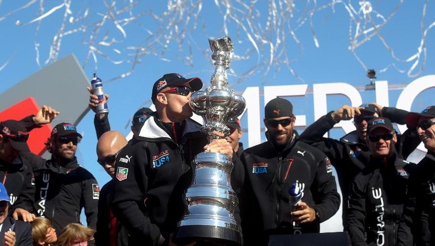 L'équipage d'Oracle avec le trophée de la Coupe de l'America, remportée le 25 septembre 2013 à San Francisco