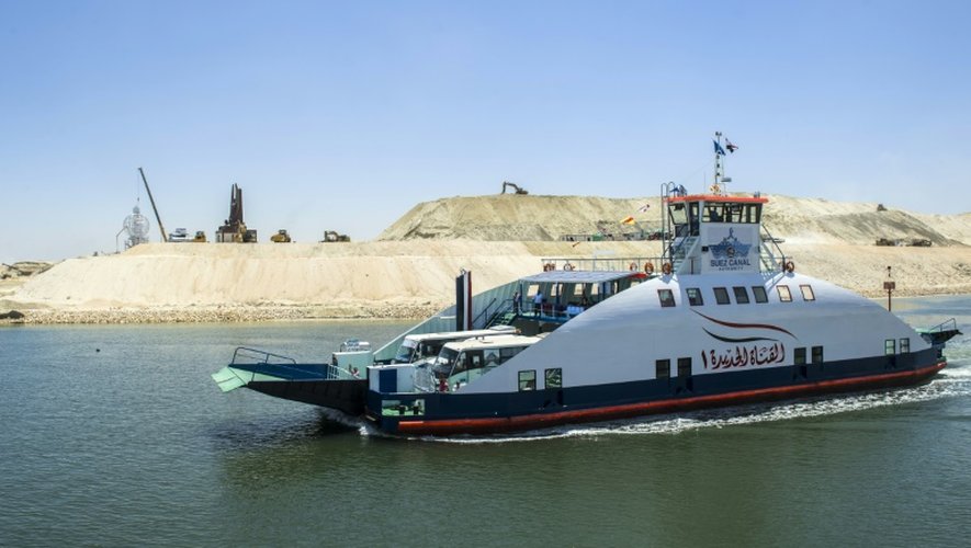Un bateau sillonne, le 29 juillet 2015 face au port d'Ismailia (à l'est du Caire), la seconde voie du canal de Suez dont l'inauguration est prévue pour le 6 août par les autorités égyptiennes