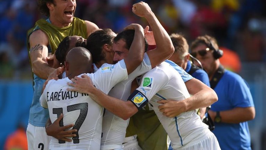 La joie des Uruguayens, victorieux de l'Italie et qualifiés pour les 8e de finale, le 24 juin 2014 à Natal