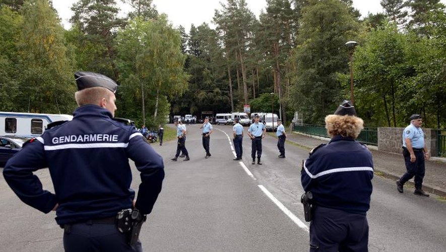 Des gendarmes bloquent une route à la lisière d'une forêt près du lac d'Aydat (Puy-de-Dôme), le 26 septembre 2013