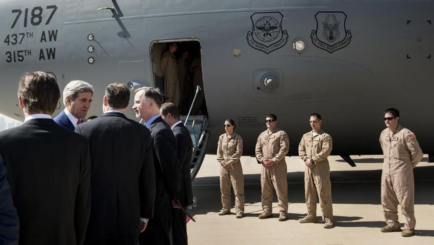 Le secrétaire d'Etat John Kerry (gauche) à son arrivée à l'aéroport d'Erbil le 24 juin 2014
