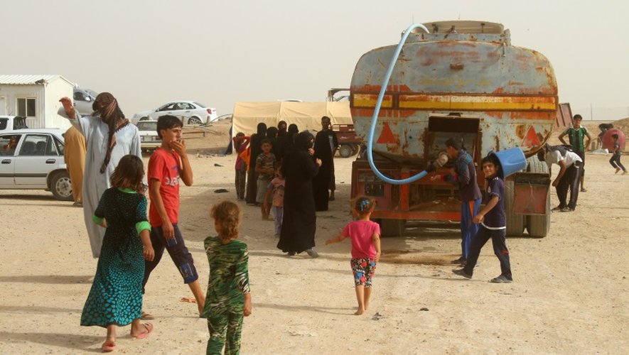 Des Irakiens ayant fui les combats de Fallouja dans un camp de réfugiés à Ramadi, le 18 juin 2016