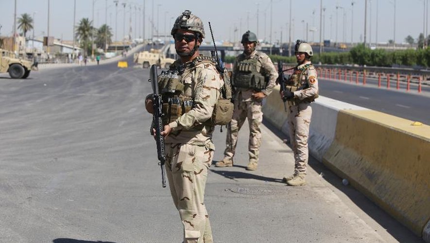 Des soldats irakiens montent la garde devant le principal centre de recrutement de volontaires à Bagdad pour lutter contre les jihadistes le 24 juin 2014