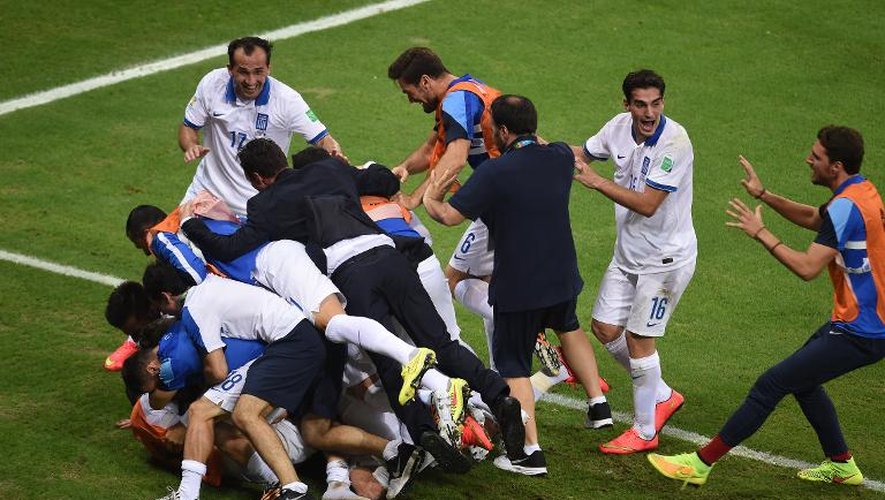 La joie des Grecs après le penalty réussi par Georgios Samaras contre la Côte d'Ivoire, le 24 juin 2014 à Fortaleza