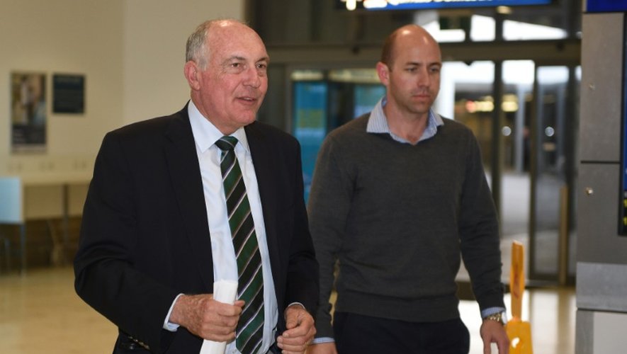 Le ministre australien des Transports (G) à son arrivée pour une conférence de presse sur les débris d'un avion, le 30 juillet 2015 à Sydney