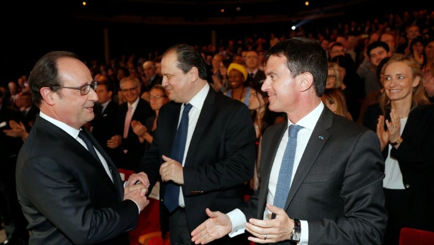 François Hollande (G) s'entretient avec le Premier ministre Manuel Valls (D)et le patron du PS Jean-Christophe Cambadélis, le 3 mai 2016 à Paris