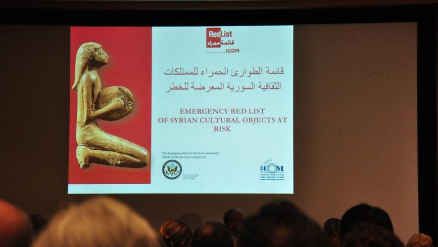 Des visiteurs assistent à une conférence à New York sur le patrimoine syrien en danger