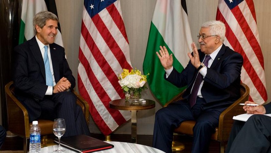 Le secrétaire d'Etat américain John Kerry rencontre le  président palestinien Mahmoud Abbas à New York, le 24 septembre 2013