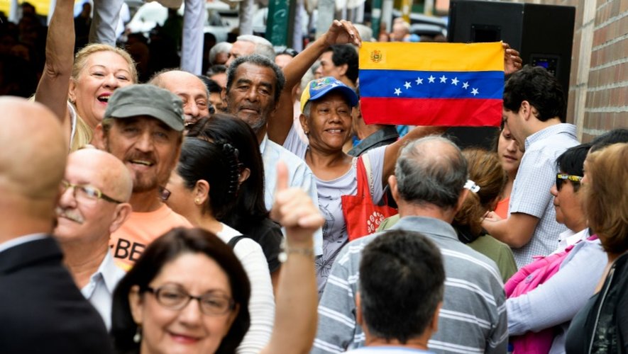 Des Vénézuéliens en file d'attente devant un centre électoral le 20 juin 2016 à Caracas