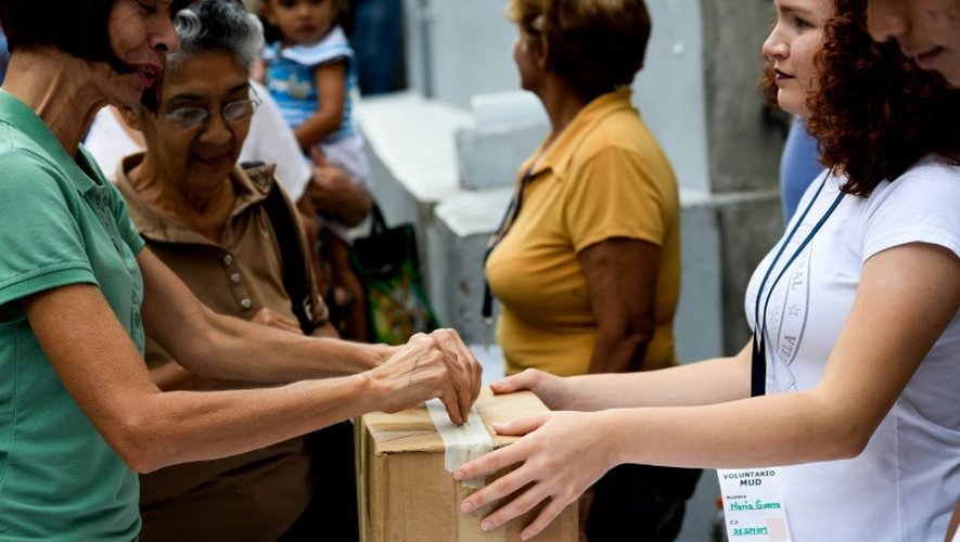 Des Vénézuéliens dans un centre de validation habilité par le Conseil national électoral (CNE) le 22 juin 2016 à Caracas