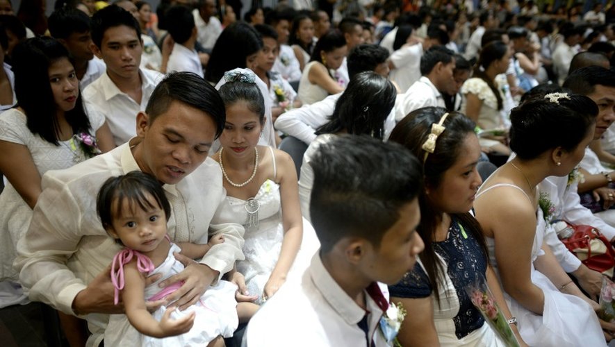 Une cérémonie de mariage collectif dans un centre commercial, à Manille aux Philippines, le 21 juin 2015
