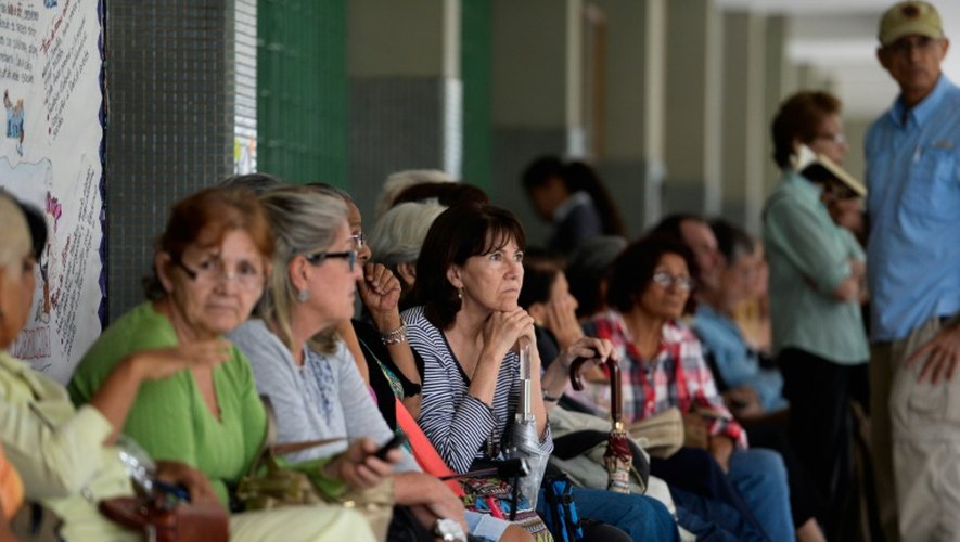 Des Vénézuéliens en attente devant un centre électoal le 20 juin 2016 à Caracas