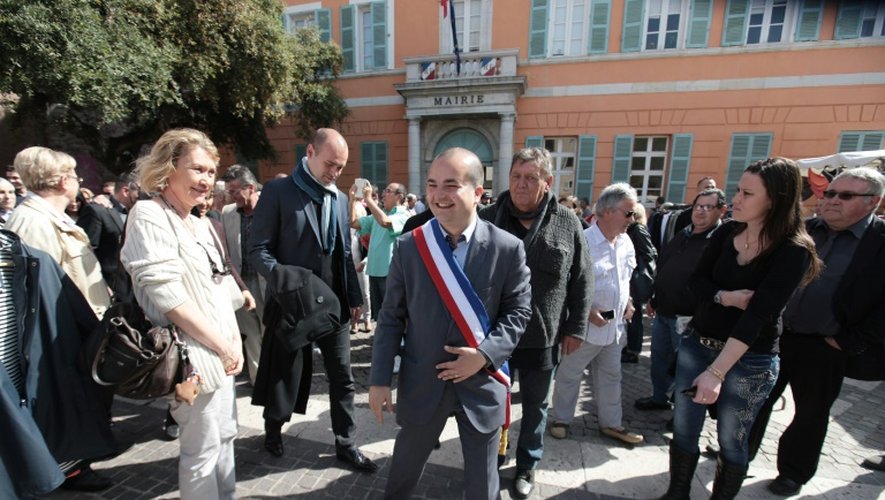 Le maire de Fréjus David Rachline devant la mairie le 5 avril 2014