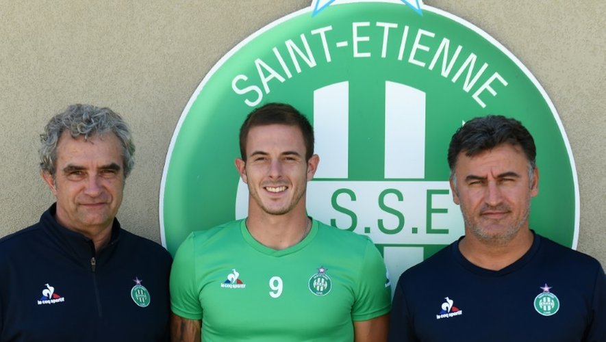 L'entraîneur de Saint-Etienne Christophe Galtier (d) pose avec son nouveau joueur Nolan Roux (c) et le coordinateur sportif Dominique Rocheteau, le 21 juillet à L'Etrat