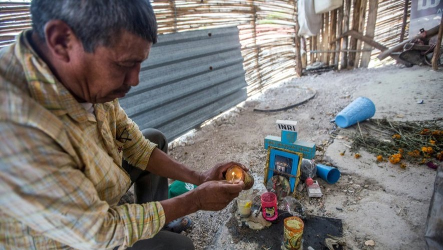 Salomon Lara, un paysan de 61 ans, allume une bougie en hommage à son frère assassiné, le 21 mai 2016 à Quetzalcoatlan