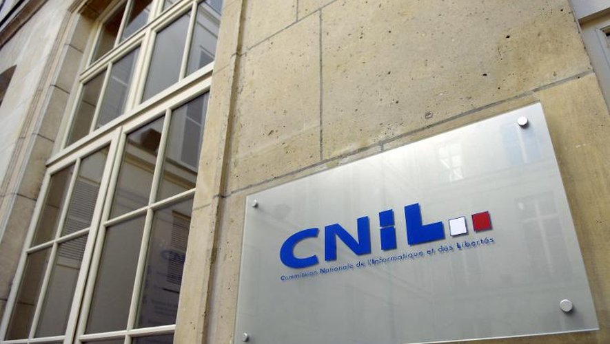 Logo de la Commission nationale de l'informatique et des libertés (Cnil) à l'entrée des bureaux à Paris