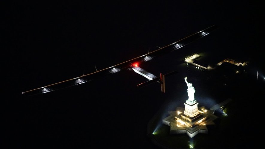Photo prise et fournie par le projet Solar Impulse 2 montrant l'avion solaire survolant la Statue de la Liberté à New York le 20 juin 2016