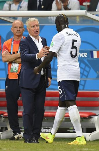 Accolade entre Didier Deschamps (g) et le défenseur Mamadou Sakho (N.5), sorti sur blessure face à la Suisse le 20 juin 2014 à Salvador de Bahia