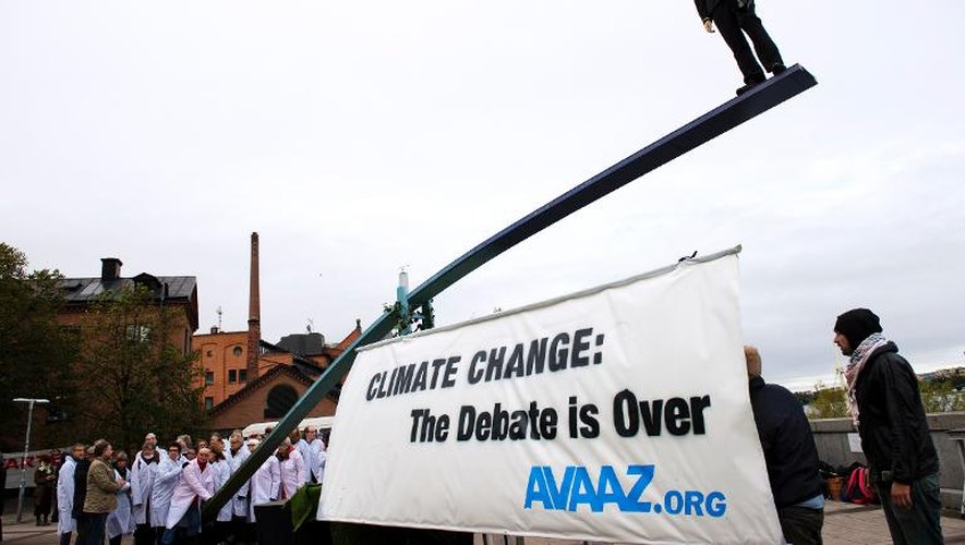 Des militants manifestent le 27 septembre 2013, en marge de la réunion du Groupe d'experts intergouvernemental sur l'évolution du climat à  Stockholm, en Suède
