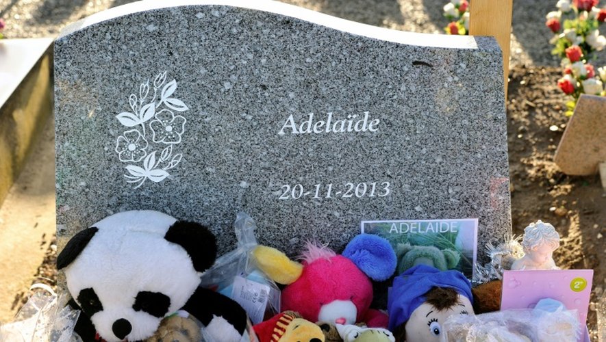 La tombe d'Adelaïde, assassinée par sa mère Fabienne Kabou, à Boulogne-sur-Mer, dans le nord de la France le 14 décembre 2013
