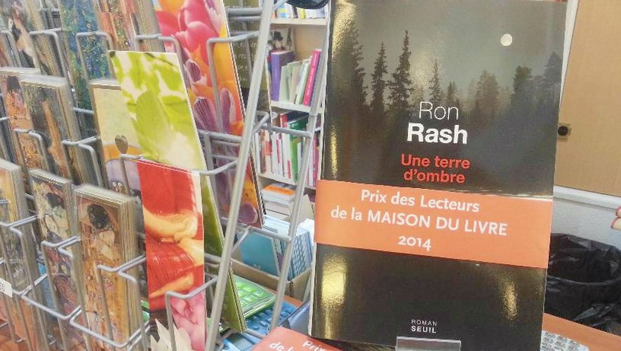 Le prix des lecteurs de la maison du livre 2014 est attribué au roman Une terre d'ombre du poète, nouvelliste et écrivain américain, Ron Rash.