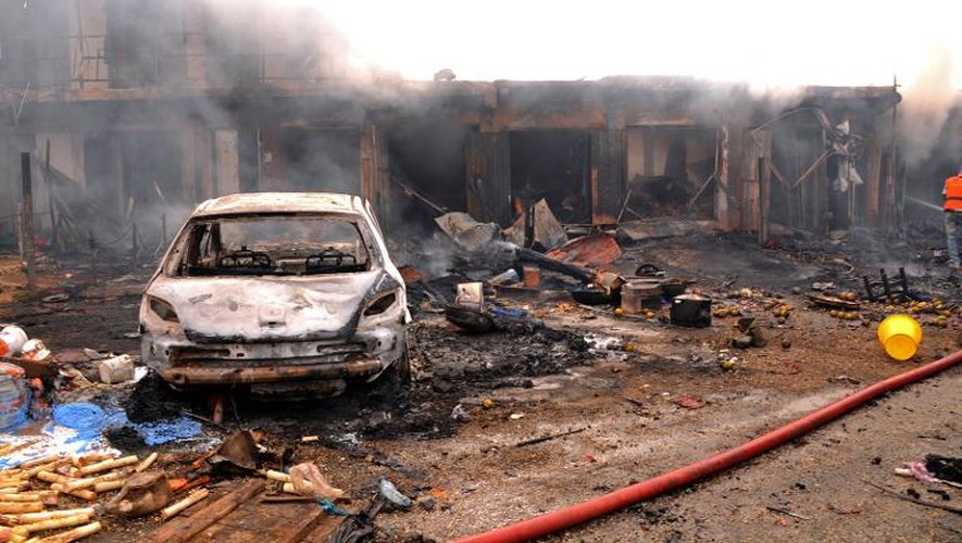 Une voiture carbonisée après un attentat à la bombe à Jos, au Nigeria le 20 mai 2014