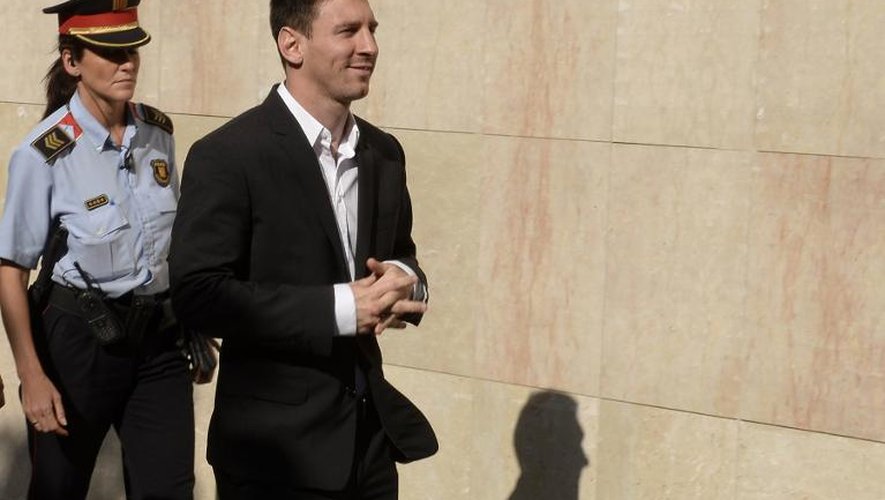 Le footballeur argentin Lionel Messi, accusé de fraude fiscale, arrive au tribunal de Gava, près de Barcelone, le 27 septembre 2013
