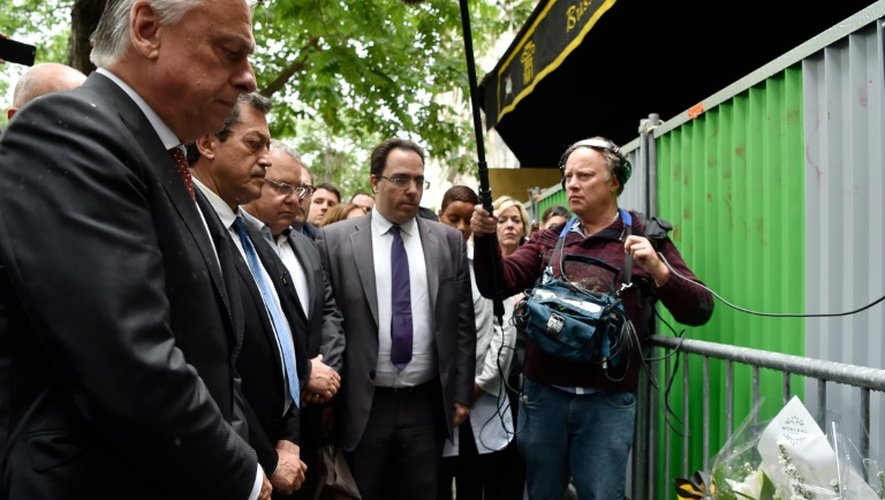 Le président de la commission d'enquête belge sur le terrorisme, Patrick Dewael (1erG), son homologue français Georges Fenech (2eG) et le rapporteur de la loi sur le terrorisme Sébastien Pietrasanta (2eD) devant le Bataclan le 20 juin 2016 à Paris