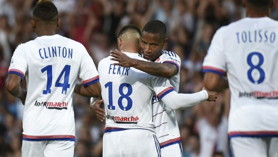 L'attaquant de Lyon (c) Nabil Fékir est félicité par ses coéquipiers après un but contre Milan en match amical, le 18 juillet 2015 au stade de Gerland