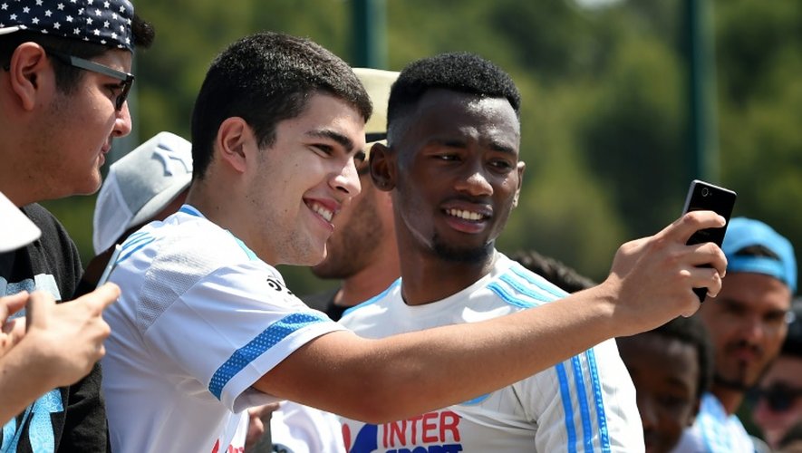 Le milieu de Marseille Georges-Kevin Nkoudou pose pour un selfie après l'entraînement, le 6 juilllet à Marseille