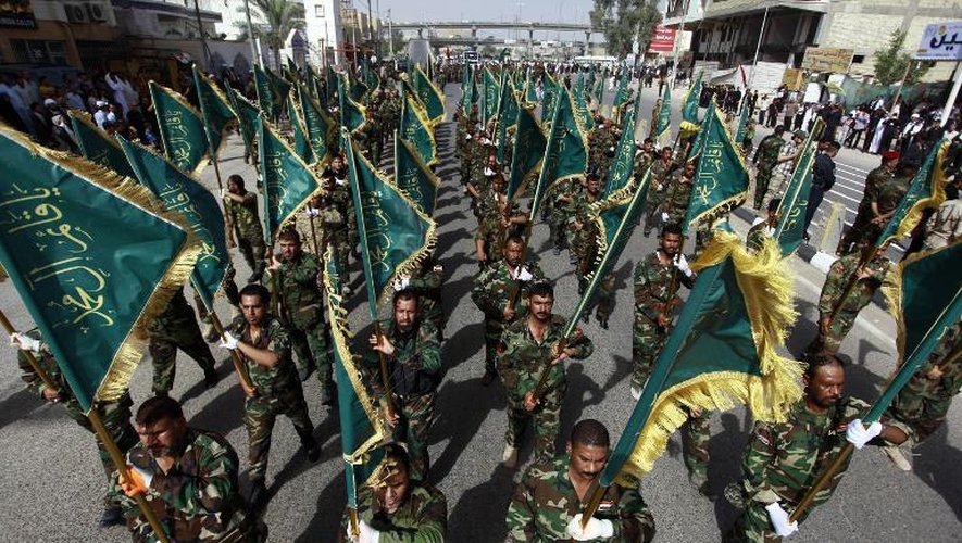 Des combattants chiites fidèles à Moqtada al-Sadr défilent à Najaf le 21 juin 2014